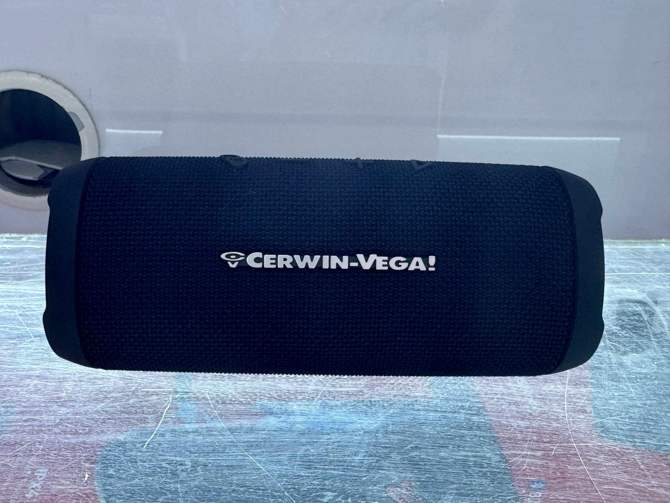 Loa Bluetooth Cerwin-vega. Mau xanh dam, am thanh manh me, co quai deo