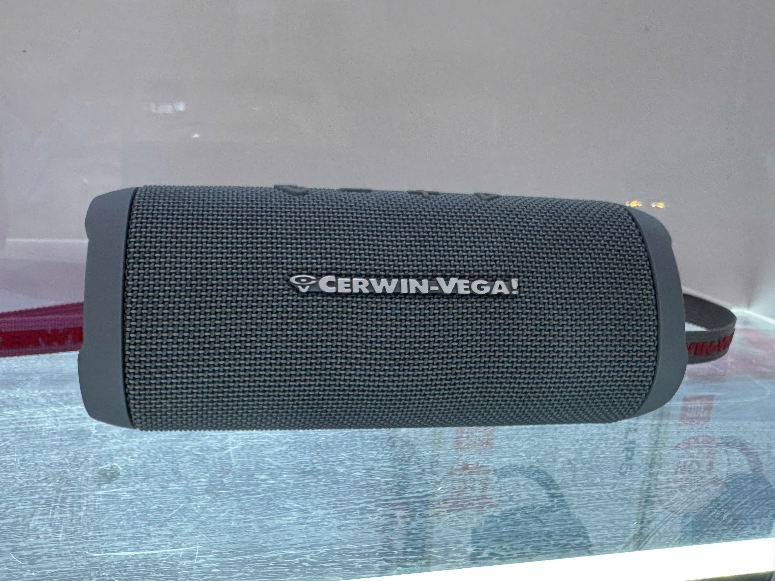 Loa Bluetooth Cerwin-Vega. Mau xam, am thanh mannh me,co quai deo