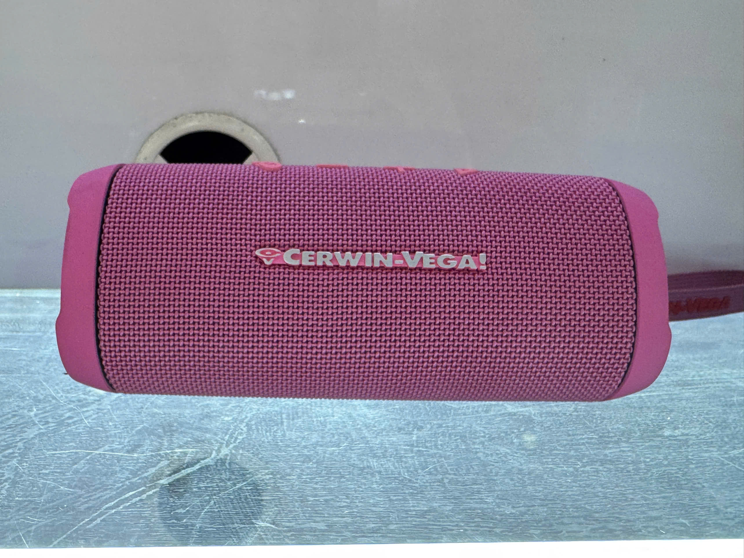 Loa Bluetooth Cerwin-vega. Mau hong, am thanh manh me, co quai deo