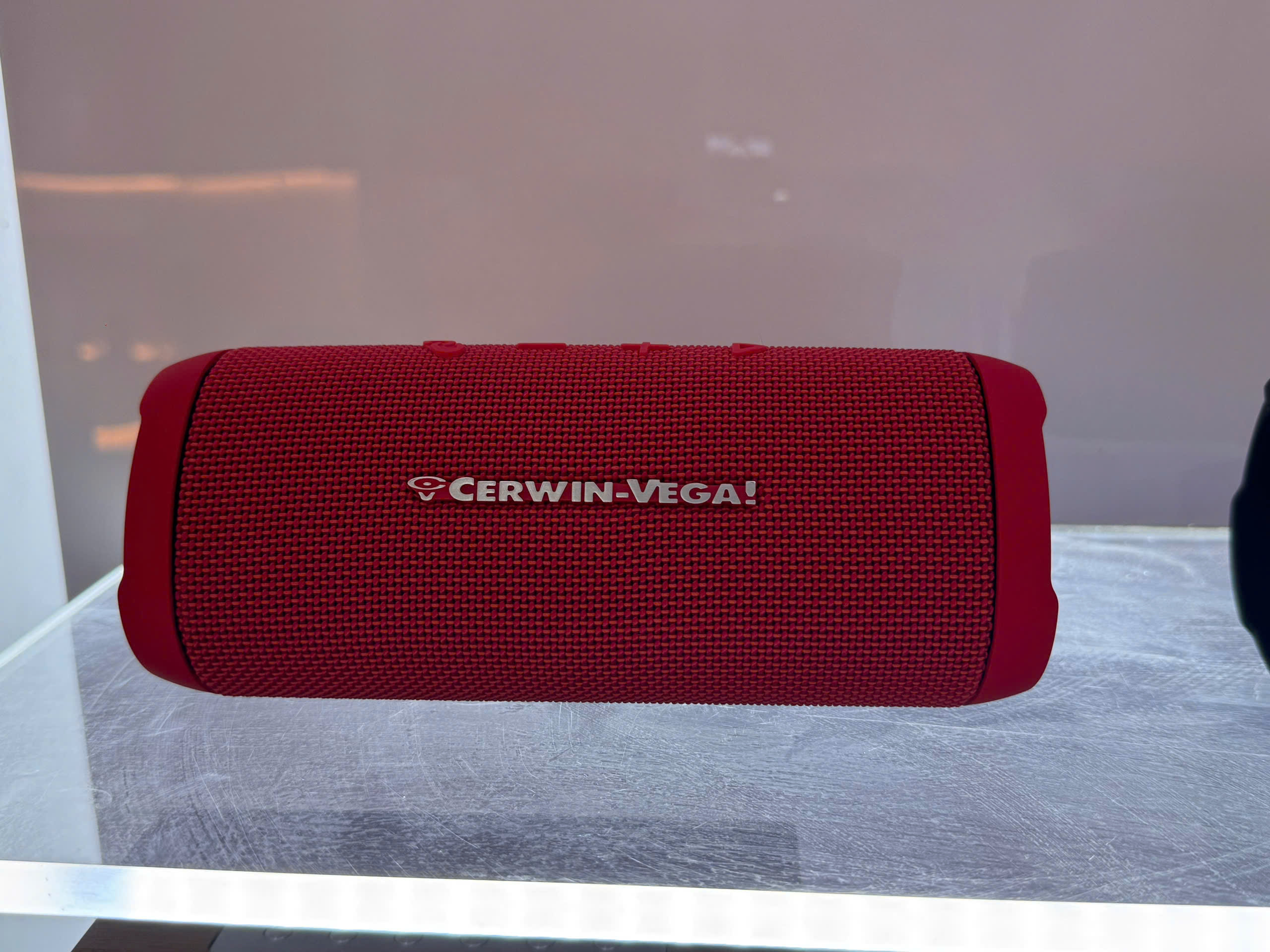 Loa Bluetooth Cerwin-vega. Mau do, am thanh manh me, co quai deo