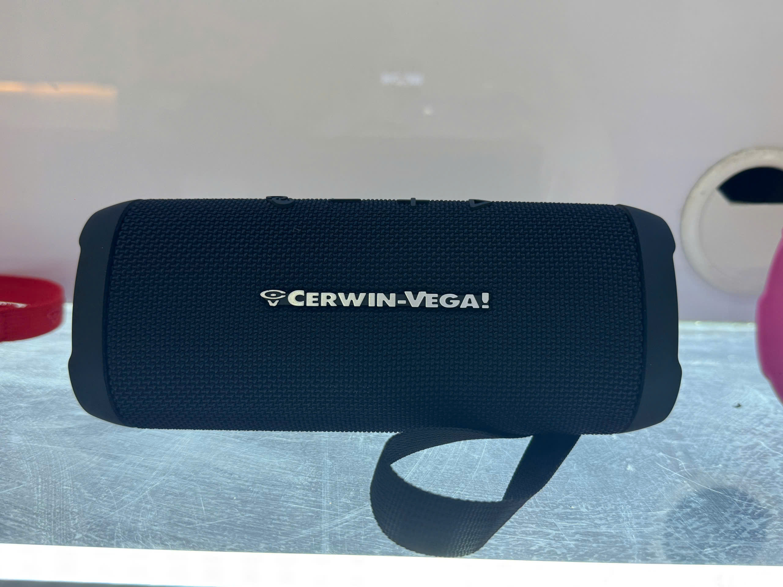 Loa Bluetooth Cerwin-vega. Mau xanh den, am thanh manh me, co quai deo